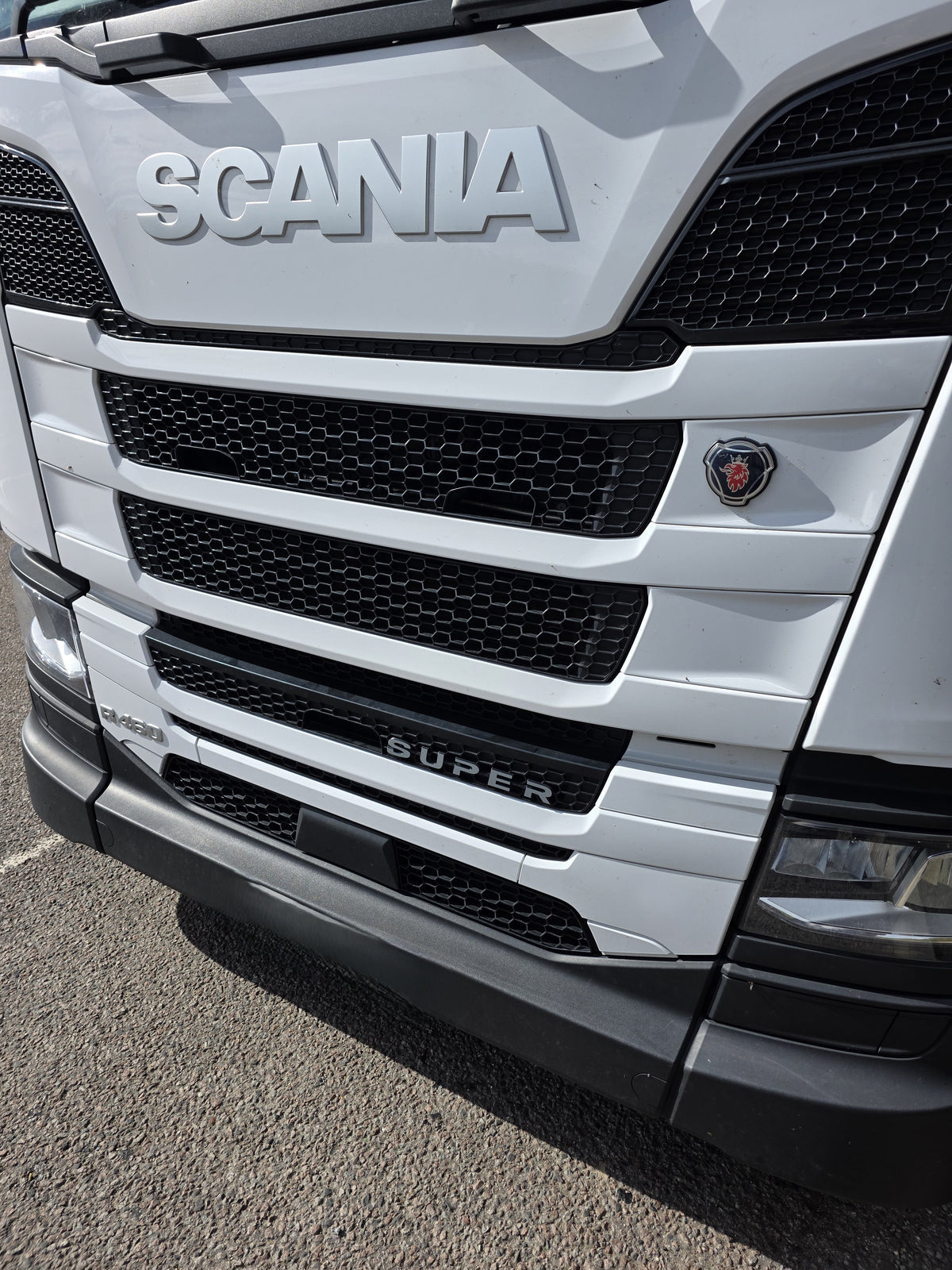 Custom 3D Printed SUPER Badge for Scania Next Gen – Lower Grill White on Black