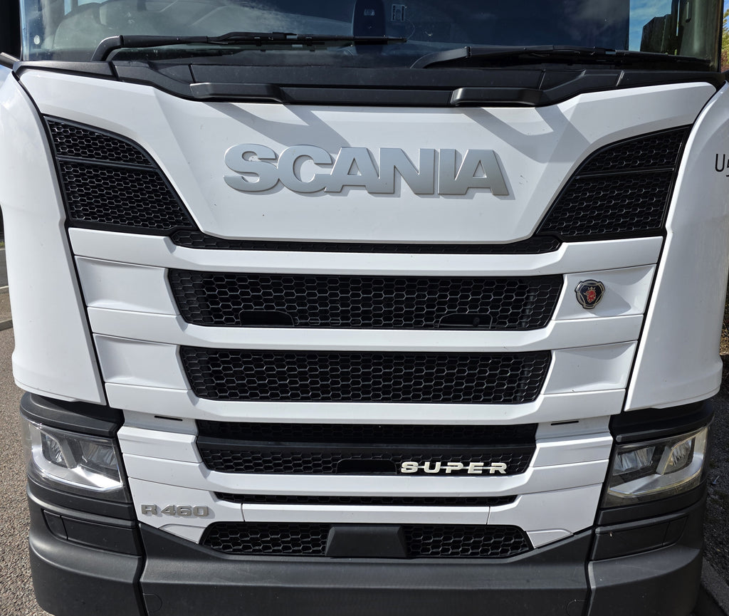 Custom 3D Printed SUPER Badge for Scania Next Gen – Lower Grill White